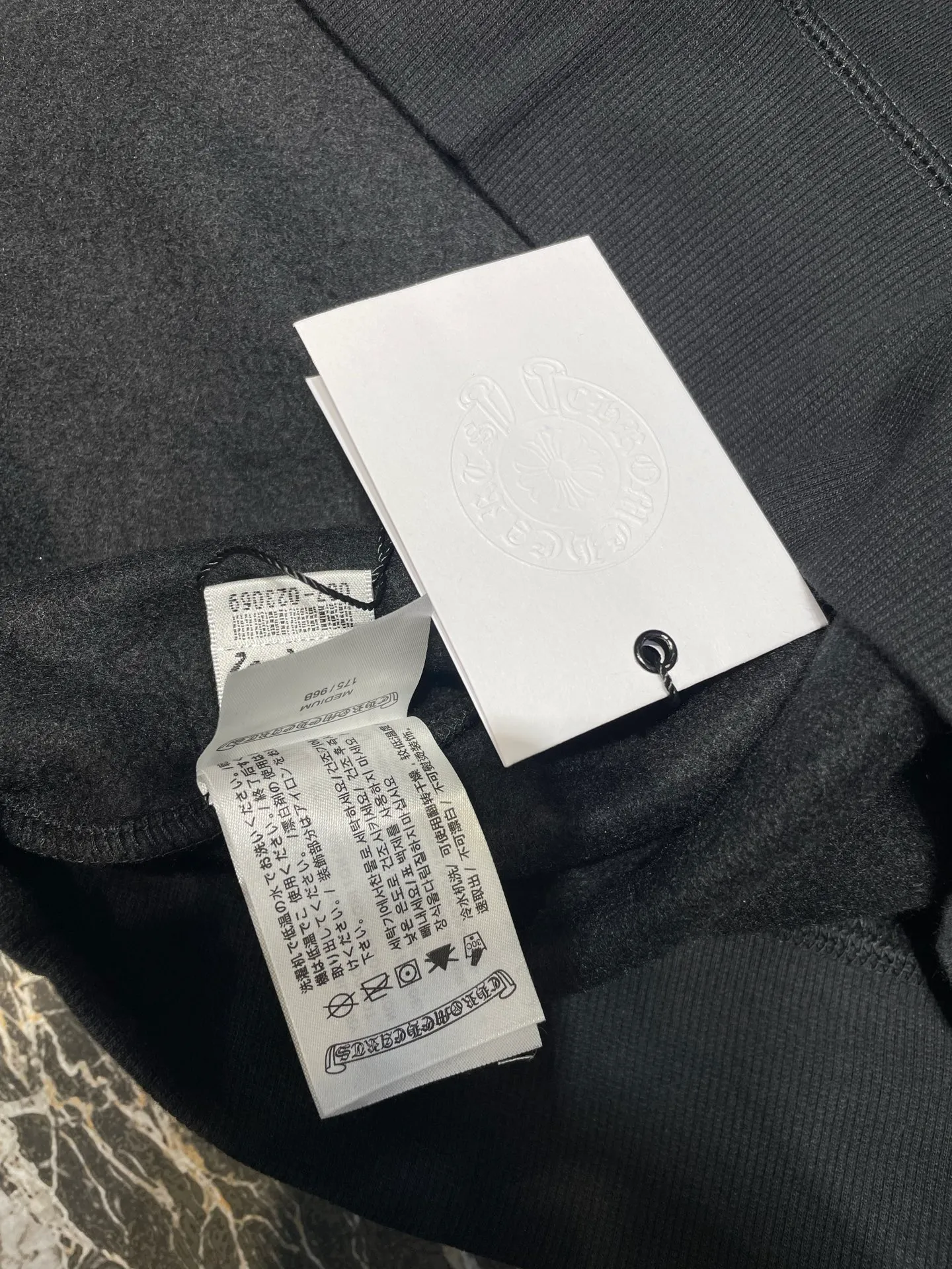 🅿️320 CH🌟【Top Replica】25 pullover embroidered short sweatshirt Original purchased for 6650 The development cost is extremely high The fabric is made of fleece fabric The usage is huge Imported embroidery machine is used for embroidery Customized lambskin leather label The back hardware is aged and silver-plated Size: s m l